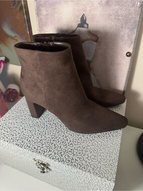 Unisa Classic Brown Suede Ankle Boots New